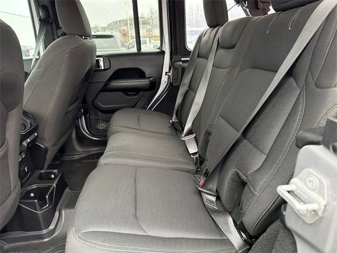 Used 2018 Jeep Wrangler Unlimited Sahara image 12