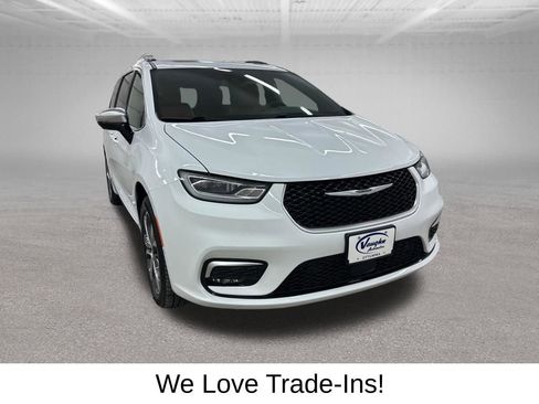 Used 2026 Chrysler Pacifica Pinnacle image 3