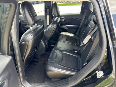 Used 2019 Jeep Cherokee Latitude Plus FWD image 12