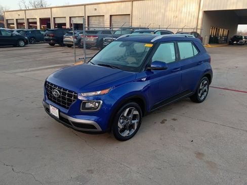 Used 2025 Hyundai Venue SEL image 1