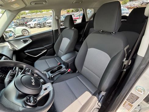 Used 2025 Kia Soul LX w/ LX Technology Package FWD image 34