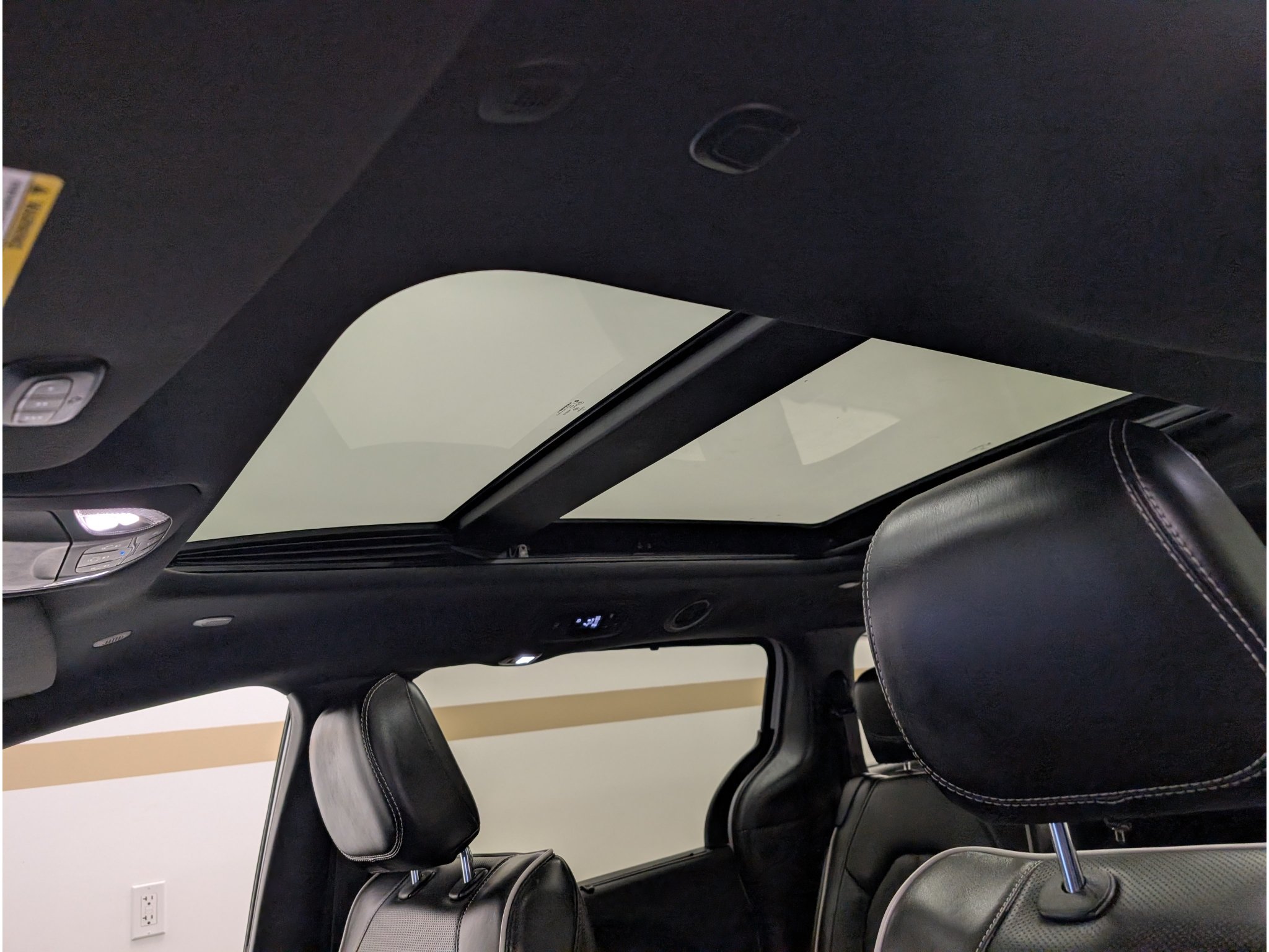 Used 2025 Chrysler Pacifica Limited FWD image 19