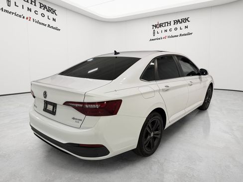 Used 2024 Volkswagen Jetta SE w/ Panoramic Sunroof Package FWD image 5