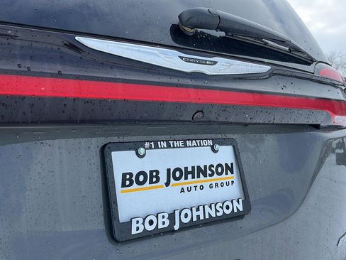 Used 2025 Chrysler Pacifica Select image 11