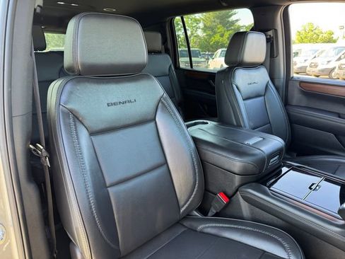Used 2025 GMC Yukon XL Denali AWD/4WD image 21