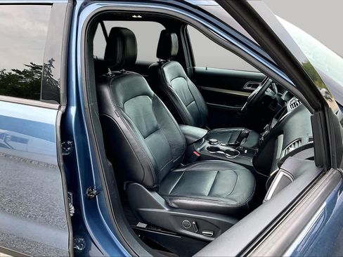 Used 2018 Ford Explorer XLT w/ Equipment Group 202A AWD/4WD image 8