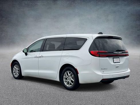 Used 2023 Chrysler Pacifica Touring-L FWD image 4