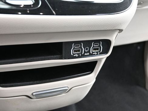 Used 2023 Chrysler Pacifica Touring-L image 17