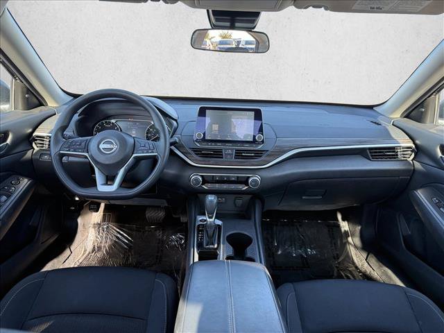 Used 2025 Nissan Altima 2.5 SV FWD image 14