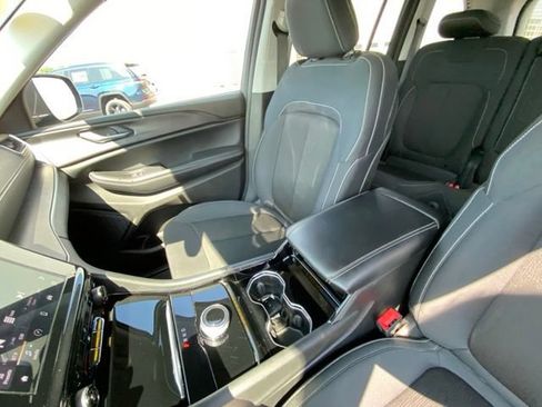 Used 2023 Jeep Grand Cherokee Laredo w/ Luxury Tech Group I AWD/4WD image 10