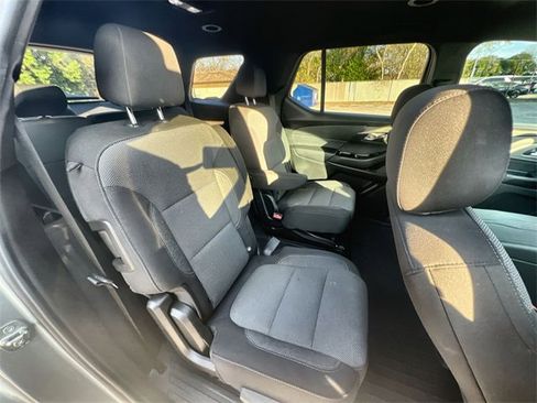 Used 2023 Chevrolet Traverse LT w/ Rear Camera Mirror Package image 26