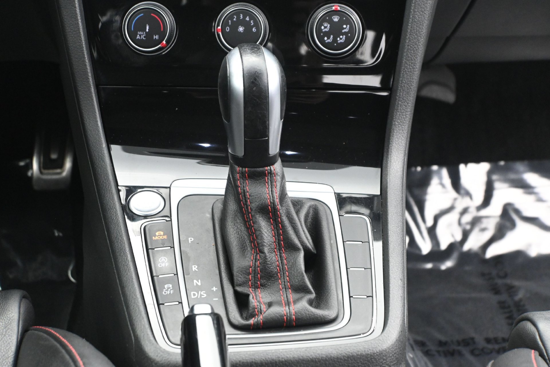 Used 2020 Volkswagen GTI SE FWD image 20