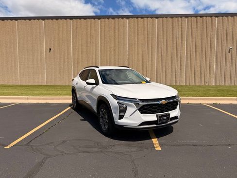 Used 2024 Chevrolet Trax LT w/ Driver Confidence Package FWD image 2