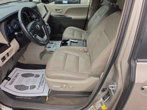 Used 2017 Toyota Sienna XLE FWD image 9
