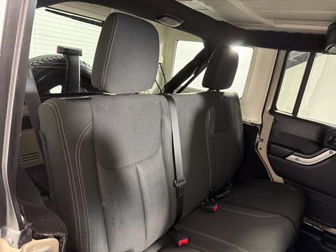 Used 2017 Jeep Wrangler Unlimited Sahara w/ Connectivity Group AWD/4WD image 19