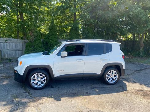 Used 2016 Jeep Renegade Latitude w/ Cold Weather Group FWD image 2