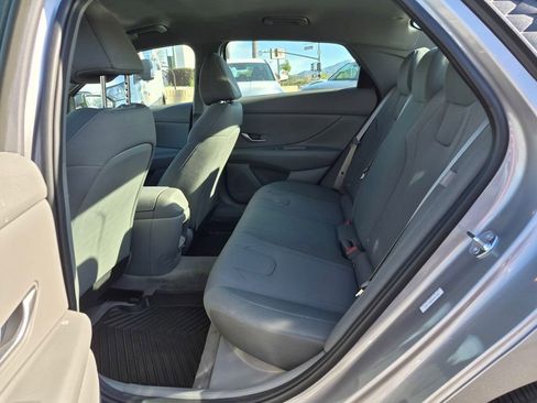 Used 2025 Hyundai Elantra SE image 21