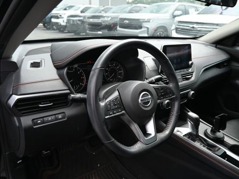 Used 2022 Nissan Altima 2.5 SR w/ Midnight Edition Package FWD image 13