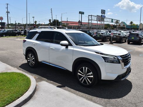 Used 2025 Nissan Pathfinder Platinum w/ Cargo Package FWD image 16