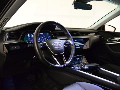 Used 2022 Audi e-tron Premium w/ Convenience Plus Package image 3