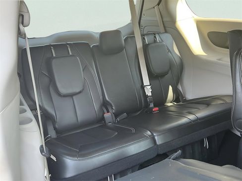 Used 2024 Chrysler Pacifica Select image 43