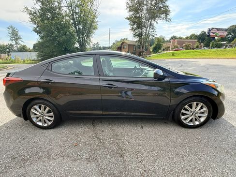 Used 2015 Hyundai Elantra SE w/ Option Group 02 FWD image 3