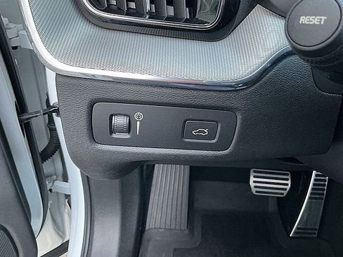 Certified 2020 Volvo XC60 T6 R-Design image 23