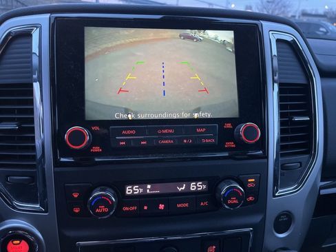 Used 2021 Nissan Titan SV w/ SV Convenience Package image 12