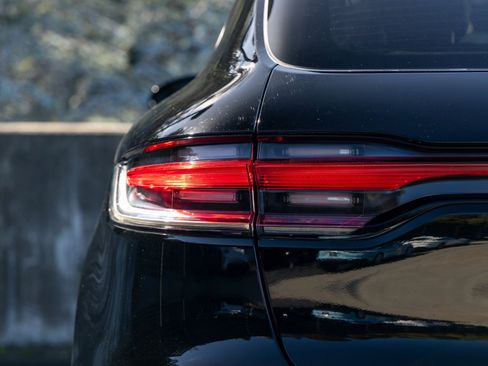 Certified 2022 Porsche Macan image 19