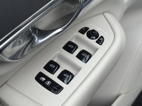 Certified 2025 Volvo XC90 B5 Core w/ Protection Package Premier AWD/4WD image 15