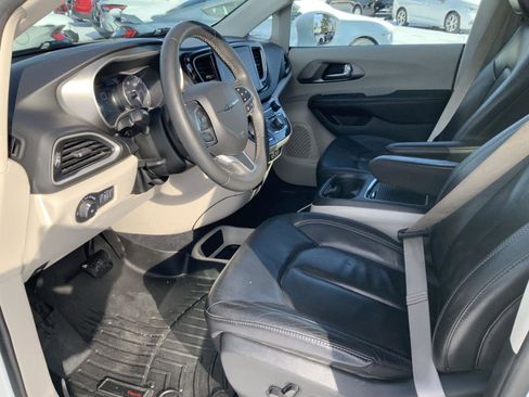 Used 2022 Chrysler Pacifica Touring-L image 26