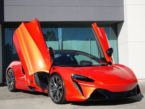Used 2024 McLaren Artura image 13