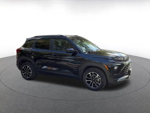 Used 2025 Chevrolet TrailBlazer LT image 2