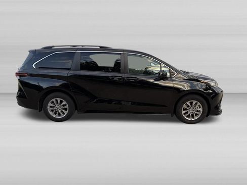 Used 2023 Toyota Sienna LE FWD image 5