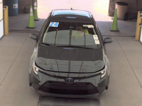 Used 2024 Toyota Corolla LE FWD image 2