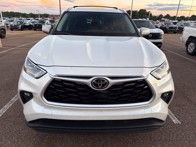 Used 2020 Toyota Highlander XLE FWD image 2