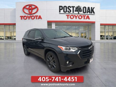 Used 2021 Chevrolet Traverse RS FWD image 2