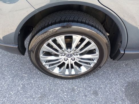 Used 2024 Toyota Venza Limited image 27