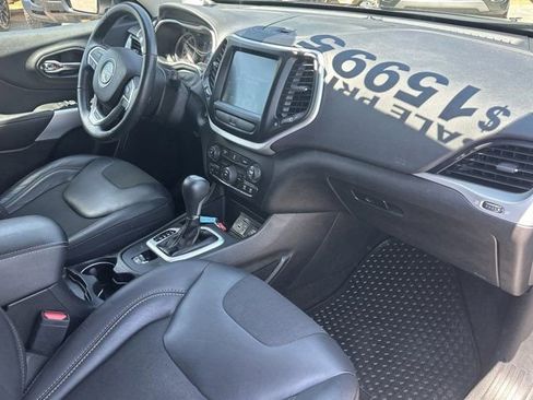 Used 2018 Jeep Cherokee Latitude Plus w/ Cold Weather Group FWD image 19