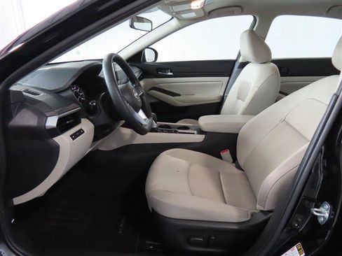Used 2025 Nissan Altima 2.5 SV FWD image 16