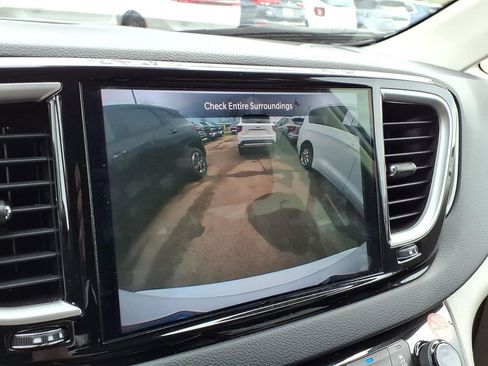 Used 2024 Chrysler Pacifica Touring-L image 24