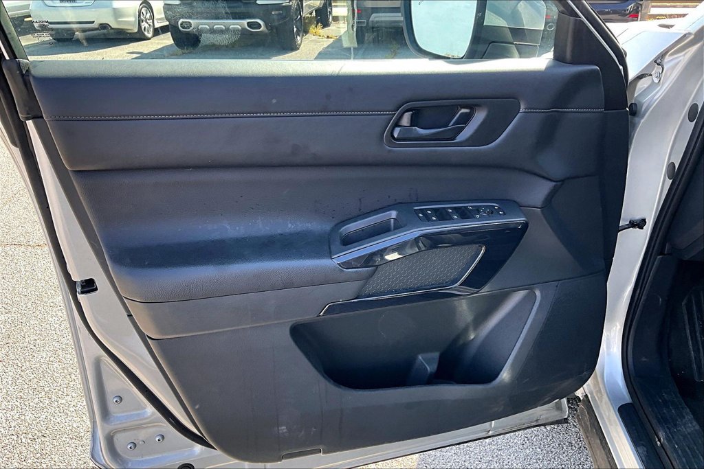 Used 2025 Nissan Pathfinder SV FWD image 21