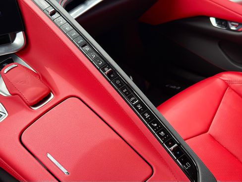 Used 2025 Chevrolet Corvette Stingray Preferred Cpe w/ 2LT image 30