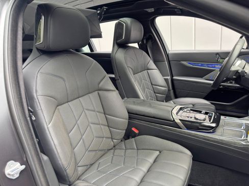 Used 2023 BMW i7 xDrive60 AWD/4WD image 50
