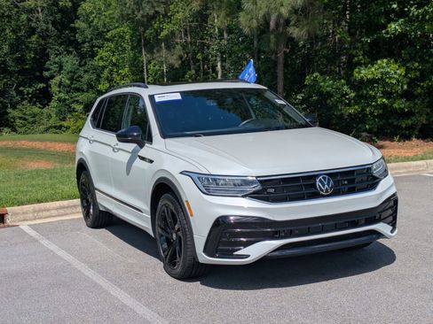 Used 2024 Volkswagen Tiguan SE R-Line FWD image 2