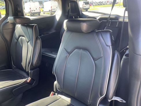 Used 2025 Chrysler Pacifica Limited FWD image 10