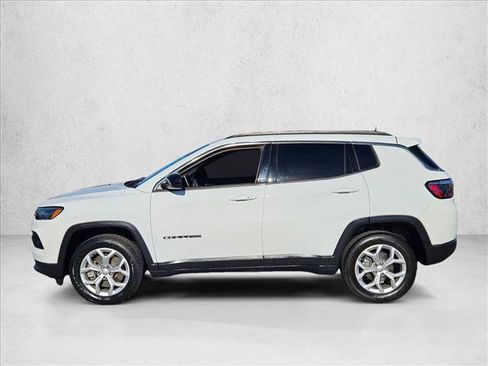 Used 2024 Jeep Compass Latitude AWD/4WD image 9