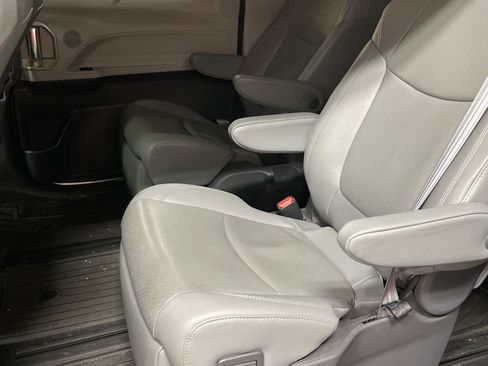 Used 2021 Toyota Sienna Limited image 9