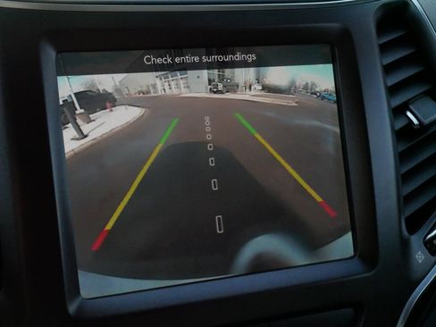 Used 2019 Jeep Cherokee Trailhawk w/ Cold Weather Group image 31