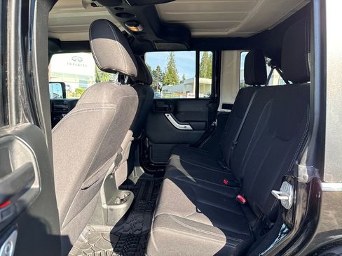Used 2018 Jeep Wrangler Unlimited Sahara w/ Connectivity Group AWD/4WD image 24